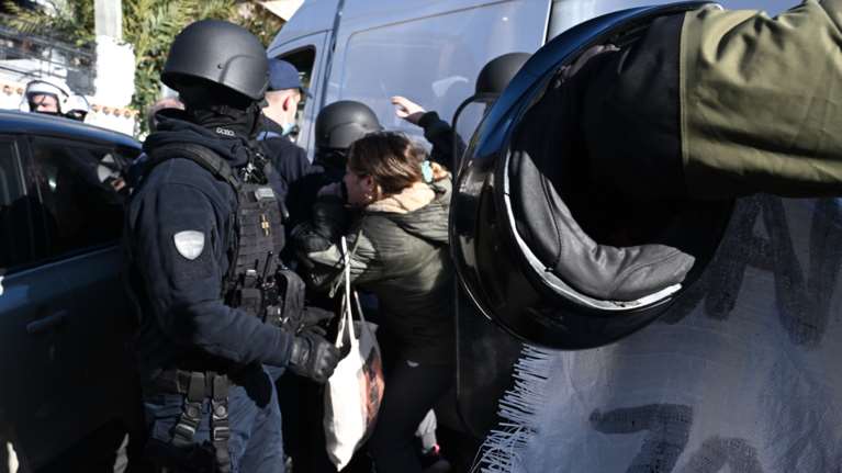 Έξωση 74χρονης και του 58χρονου ανάπηρου γιου της στα Άνω Πετράλωνα - Μεγάλη ένταση μεταξύ κατοίκων και αστυνομικών