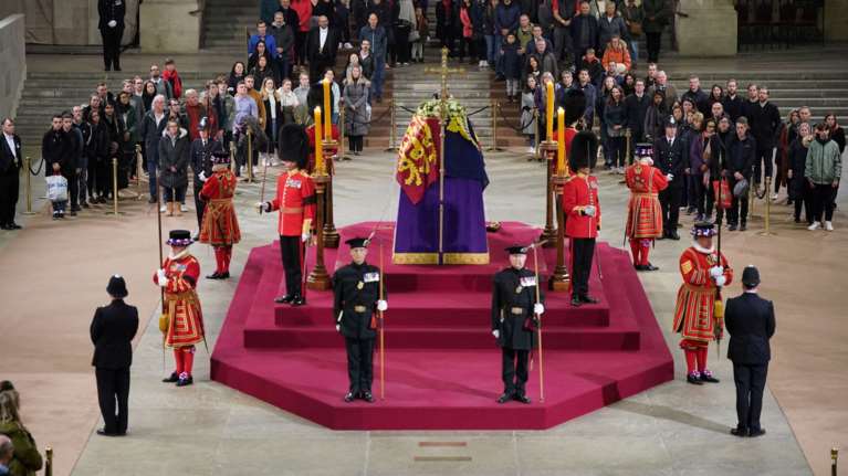 Βρετανία: Προσπάθησε να αγγίξει το φέρετρο της βασίλισσας Ελισάβετ γιατί δεν πίστευε ότι είναι νεκρή [βίντεο]