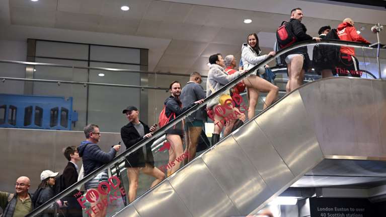 No Trousers Day: Ημέρα χωρίς παντελόνια - Χιλιάδες Βρετανοί κυκλοφόρησαν το Σαββατοκύριακο σχεδόν γυμνοί