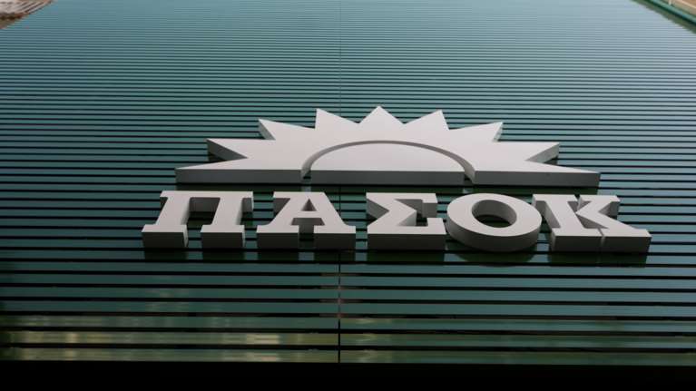 Απάντηση ΠΑΣΟΚ σε Μαρινάκη: Ας μην κουνάει το δάχτυλο ο εκπρόσωπος της κυβέρνησης που έκανε &quot;κουρελόχαρτο&quot; το Σύνταγμα