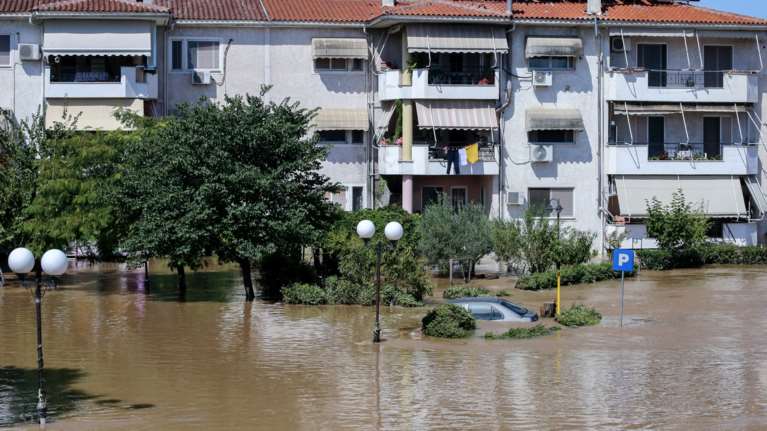 Λάρισα: Μάχη με τα λασπόνερα και τα νεκρά ζώα - "Επιδημία" διαρρήξεων και κλοπών