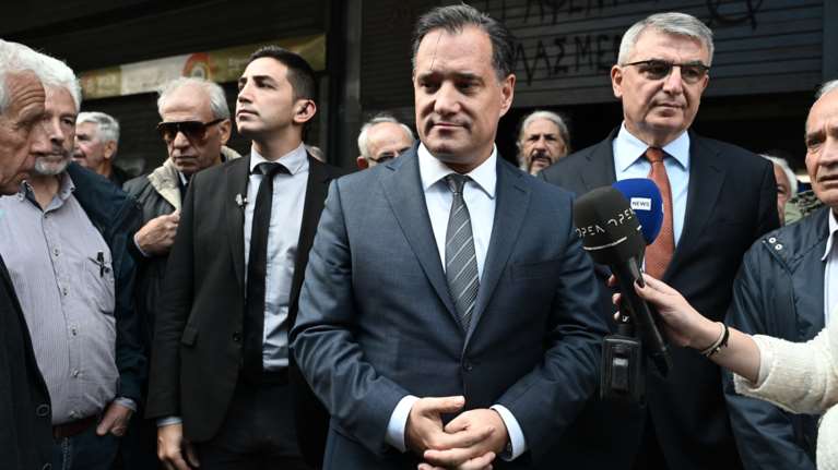 Άδωνις Γεωργιάδης: Η στιγμή που κατεβαίνει στην είσοδο του Υπουργείου και μιλάει με συνταξιούχους της πορείας [βίντεο]