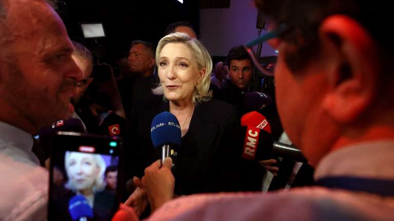 Εκλογές στη Γαλλία: 169 υποψήφιοι βουλευτές αποσύρονται από τον δεύτερο γύρο για να "κοντύνουν" τη Λεπέν