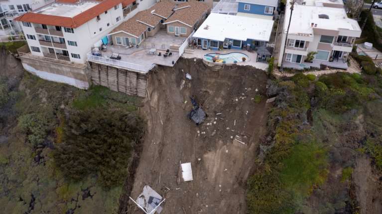 ΗΠΑ: Εικόνες που κόβουν την ανάσα - Σπίτια στο χείλος του γκρεμού ύστερα από κατολίσθηση