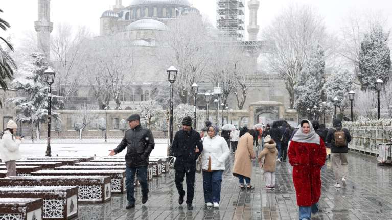 Κωνσταντινούπολη: Σφοδρή χιονόπτωση έντυσε στα λευκά την πόλη - Προβλήματα στο αεροδρόμιο [εικόνες - βίντεο]