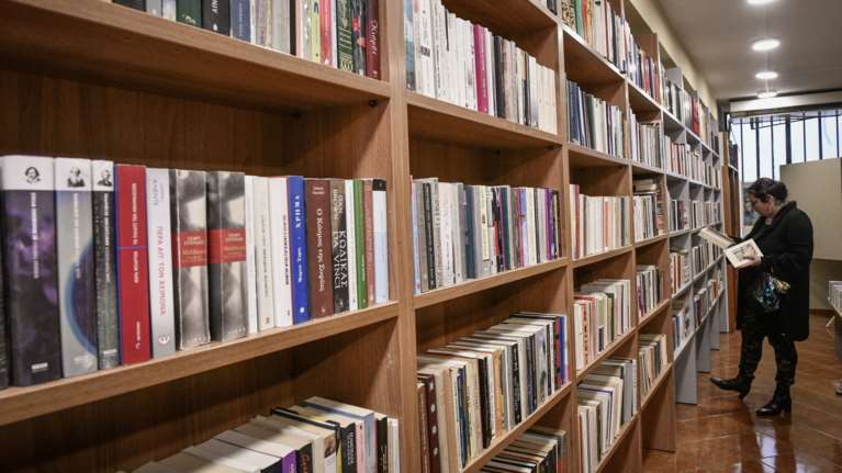 Άγνωστοι έκλεψαν 8.000 βιβλία από το βιβλιοπωλείο των αστέγων στο κέντρο της Αθήνας