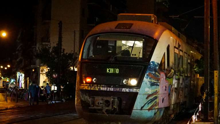 Φωτιά στον Ασπρόπυργο: Καθυστερήσεις στα δρομολόγια του Προαστιακού