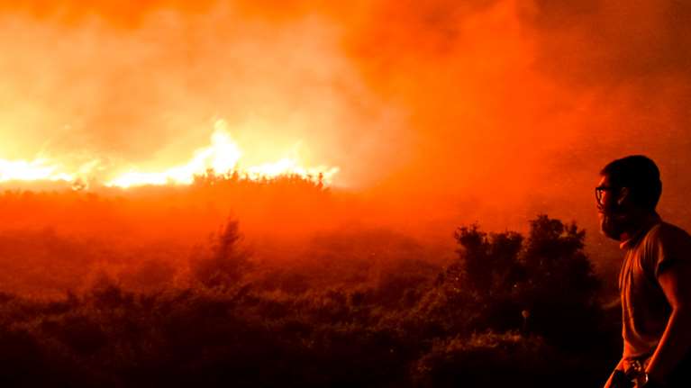 Φωτιά στην Πεντέλη: Νέο μήνυμα 112 - Εκκενώνονται Παλλήνη, Νέα Παλλήνη, Πανόραμα και Βούλα Πικερμίου