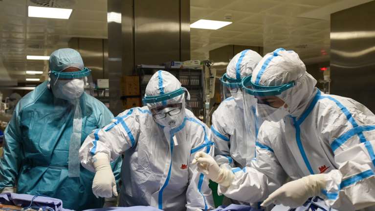 Κορονοϊός: Έσπασε το φράγμα των 600 διασωληνωμένων - 99 νέοι θάνατοι και 2.018 κρούσματα σήμερα