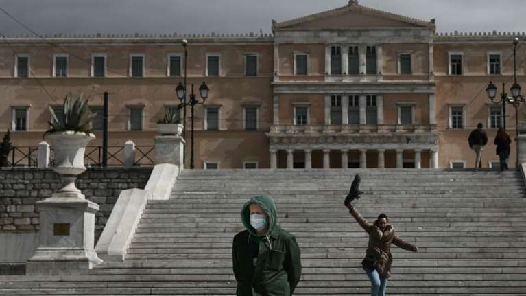 Έκτακτα μέτρα για την οικονομία: Ποια δάνεια &quot;παγώνουν&quot; για έξι μήνες