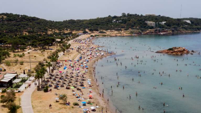 Μέχρι τις 31 Ιουλίου παρατείνονται τα μέτρα για τις παραλίες - Στο τραπέζι η απαγόρευση πανηγυριών για όλο τον Αύγουστο