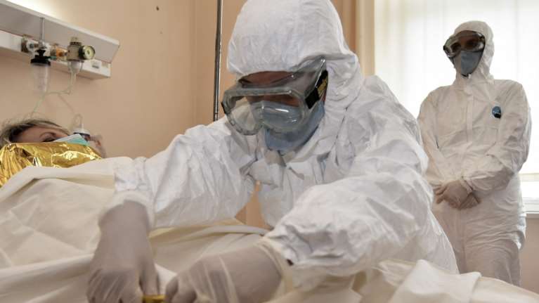 Κορονοϊός: Το διπλό τεστ στα νοσοκομεία που εντοπίζει τα &quot;κρυφά&quot; κρούσματα