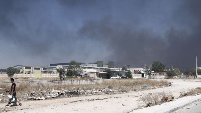 Φωτιά στον Ασπρόπυργο: Μηνύματα από το 112 &quot;Κλείστε πόρτες και παράθυρα&quot; - Στις φλόγες εργοστάσια και αποθήκες