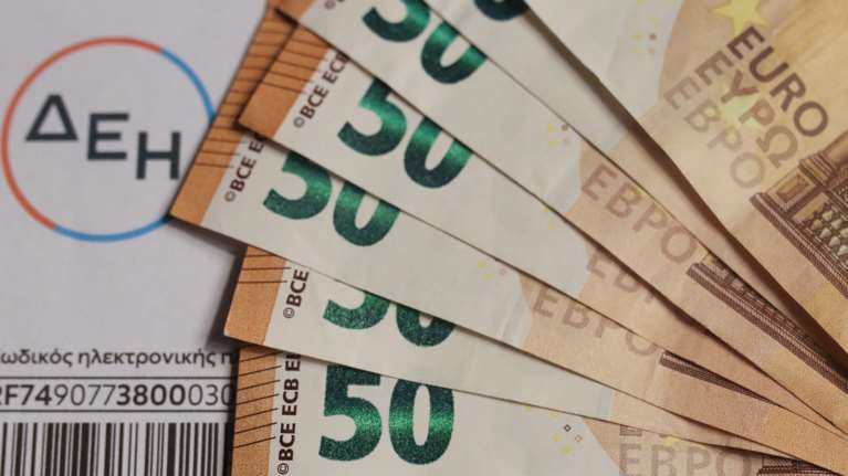 Τι αλλάζει στους λογαριασμούς ρεύματος με το πλαφόν των 5 ευρώ και την αναστολή της ρήτρας αναπροσαρμογής