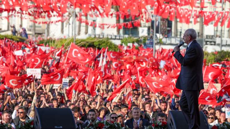 Ανάλυση: Πώς ο Κιλιτσντάρογλου μιλάει για την αλεβιτική του καταγωγή και φέρνει σε αμηχανία τον Ερντογάν