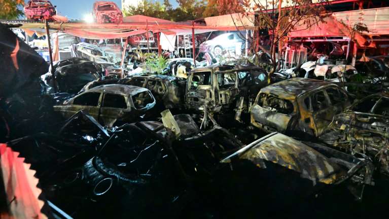 Φωτιά στους Αγίους Αναργύρους: Κάηκαν τουλάχιστον 10 αυτοκίνητα [εικόνες]