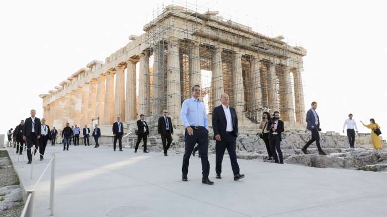 Ενθουσιασμένος με την Ακρόπολη ο Σολτς: Δεν μοιάζει με κανένα άλλο μνημείο δημοκρατίας [εικόνες - βίντεο]