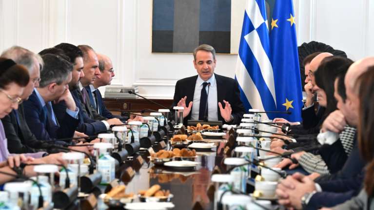 Τριεδρική περιφέρεια αποδήμων και επιστολική ψήφος με σταυρό - Η πρόταση της κυβέρνησης που ψάχνει 200 βουλευτές