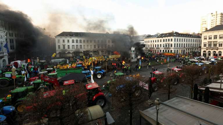 Επιστρέφουν με τα τρακτέρ τους οι αγρότες στις Βρυξέλλες - Συνεδριάζει το Συμβούλιο Υπουργών Γεωργίας