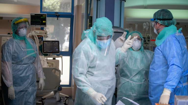 Κορονοϊός: Στους 423 οι νεκροί - Τρεις θάνατοι μέσα σε λίγες ώρες