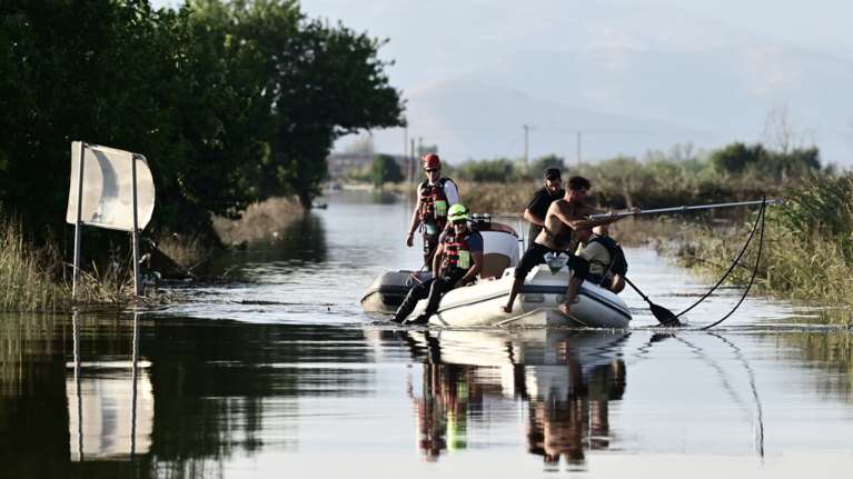Πυροσβεστική: Έχουν γίνει 2.806 διασώσεις πολιτών – Συνεχείς και αδιάλειπτες οι επιχειρήσεις με ελικόπτερα και πλωτά μέσα