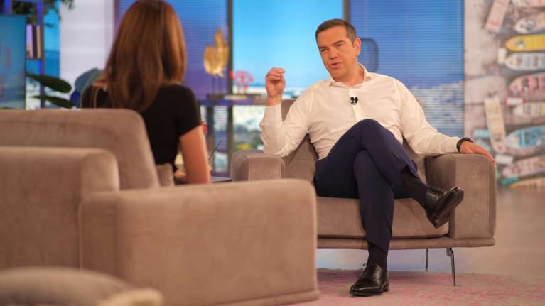 Ο Τσίπρας στην Τσιμτσιλή: Πώς ξήλωσαν την τηλεόραση από το σπίτι, οι &quot;χάκερ&quot; γιοι του, το ψαροντούφεκο και τα παιδικά πάρτι