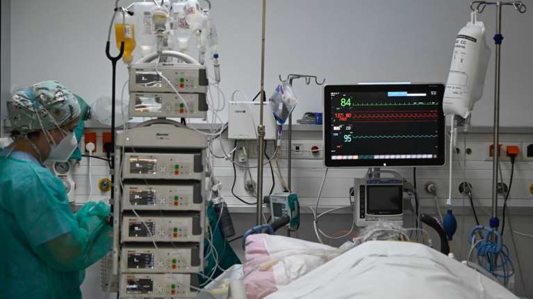 Κορονοϊός: Επελαύνει η υποπαραλλαγή Eris - 33 θάνατοι την τελευταία εβδομάδα