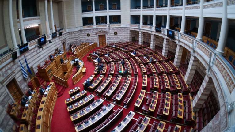 H συζήτηση στη Βουλή για την τροπολογία του Αγνωστου Στρατιώτη - Αίτημα ονομαστικής ψηφορορίας από το ΚΚΕ