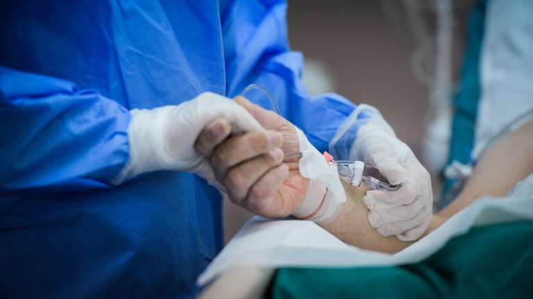 RSV: Ποιος είναι ο αναπνευστικός ιός που απειλεί παιδιά και ηλικιωμένους ταυτόχρονα