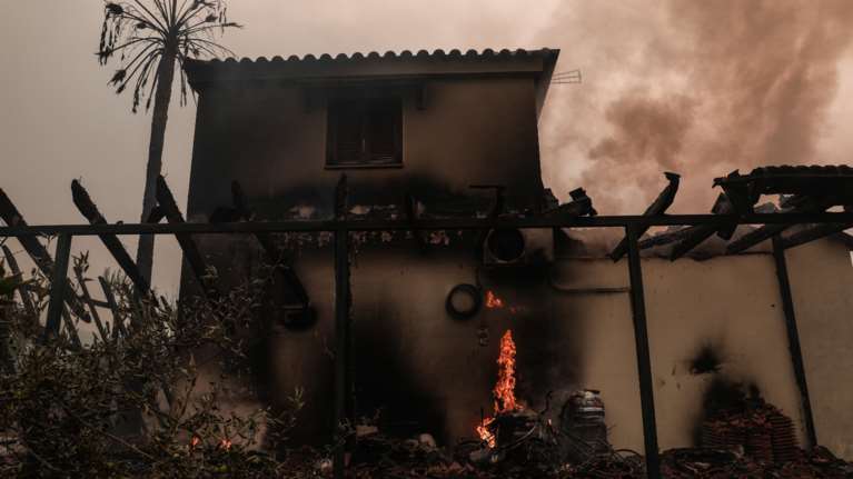 Ένωση Δικαστών και Εισαγγελέων: Οικονομική στήριξη στους πληγέντες από τις πυρκαγιές