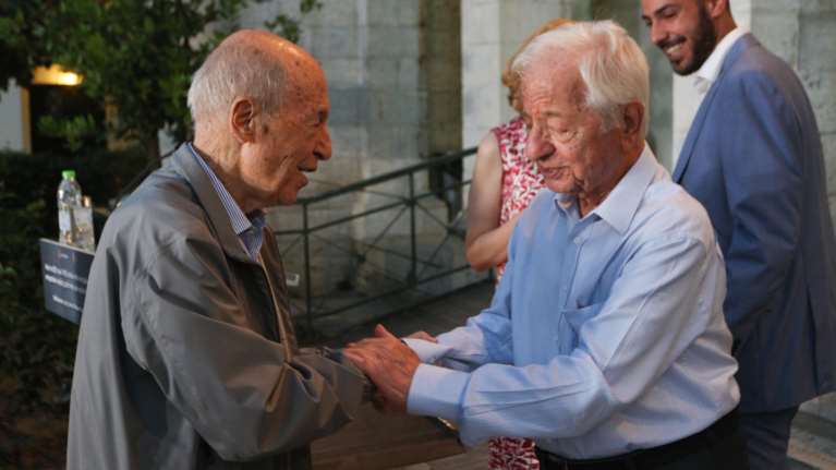 Εκδήλωση του Κύκλου Ιδεών προς τιμήν του Παρασκευά Αυγερινού - Η συγκινητική χειραψία με Σημίτη [εικόνες]