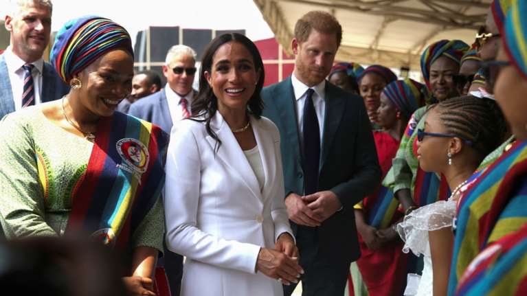 Καλύτερα μόνος του ο πρίγκιπας Χάρι: &quot;Δεν αντέχει άλλο να τον επισκιάζει η Μέγκαν Μαρκλ που του &quot;κλέβει&quot; την αυτοπεποίθηση&quot;