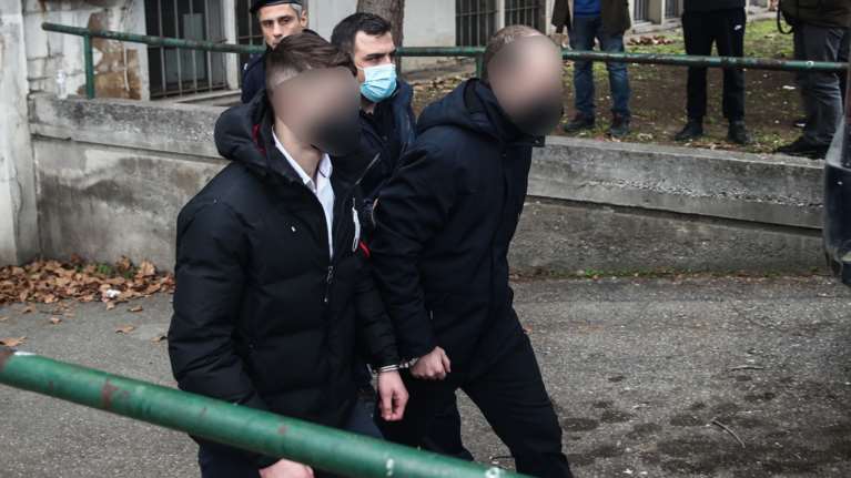 Δίκη για τη δολοφονία Αλκη: Δεν κοίταξε ούτε στιγμή τους 12 κατηγορούμενους η αδερφή του - &quot;Ηταν ένα ήσυχο παιδί&quot;