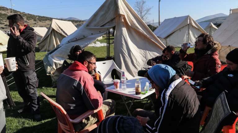 Σεισμός στην Ελασσόνα: Μάχη με το χρόνο για τη στέγαση - Ακατάλληλα 520 σπίτια - Σε σκηνές και τροχόσπιτα οι σεισμόπληκτοι