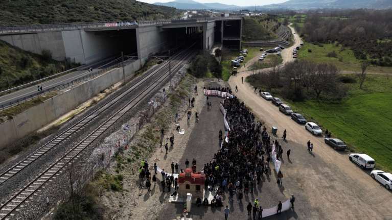 Αιχμηρό ρεπορτάζ του Reuters για την τραγωδία στα Τέμπη: &quot;Ελάχιστα έχουν γίνει για να βελτιωθεί η ασφάλεια των τρένων&quot;