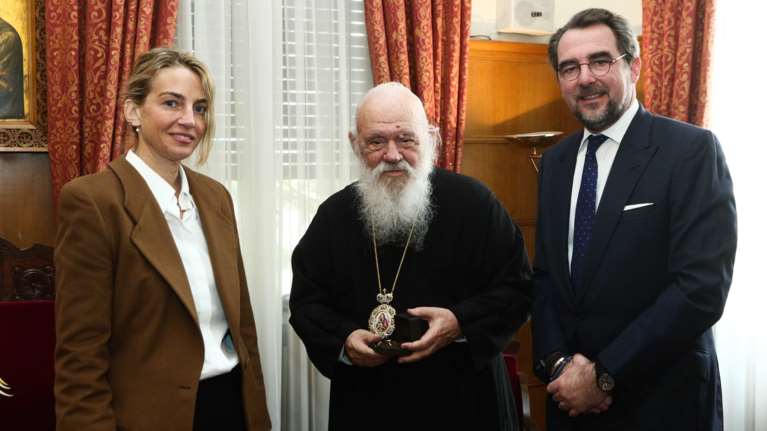 Στην Πλάκα ο Νικόλαος και η Χρυσή Βαρδινογιάννη για τις άδειες γάμου - Η ευχή του Αρχιεπισκόπου και οι πρώτες δηλώσεις