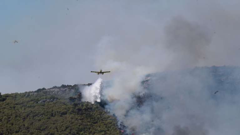 Δήμαρχος Πεντέλης: Μαίνεται το μέτωπο πάνω από τη σπηλιά Νταβέλη - Έσβησαν οι φωτιές στο 414 και στο Νταού
