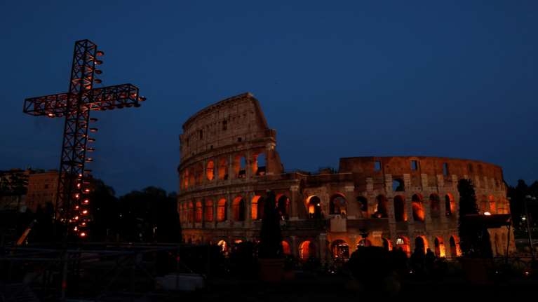 Ρώμη: Μαγικές εικόνες από την &quot;Οδό του Σταυρού&quot; της Μεγάλης Παρασκευής των Καθολικών στο Κολοσσαίο