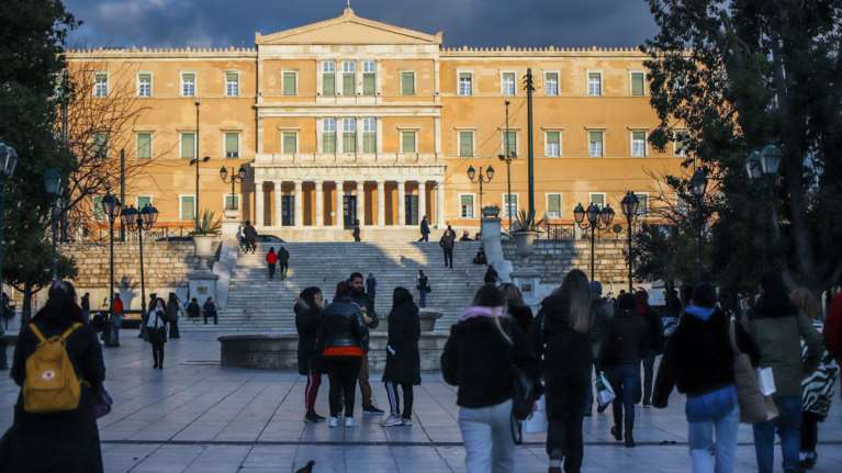 Οι παροχές που έρχονται: Διπλή καταβολή στους συνταξιούχους, μειωμένα τιμολόγια ρεύματος, market pass και αύξηση κατώτατου μισθού