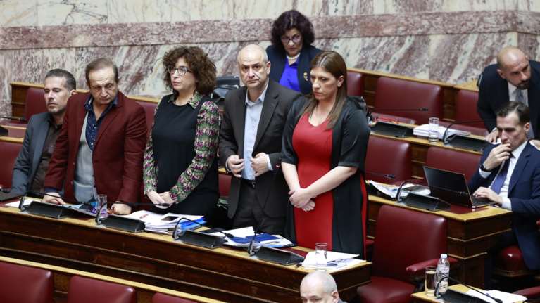 Η Ζωή αιφνιδίασε και πάλι: Τήρησε ενός λεπτού σιγή στη Βουλή στη μνήμη Γρηγορόπουλου- Γιατί οι άλλοι βουλευτές δεν σηκώθηκαν