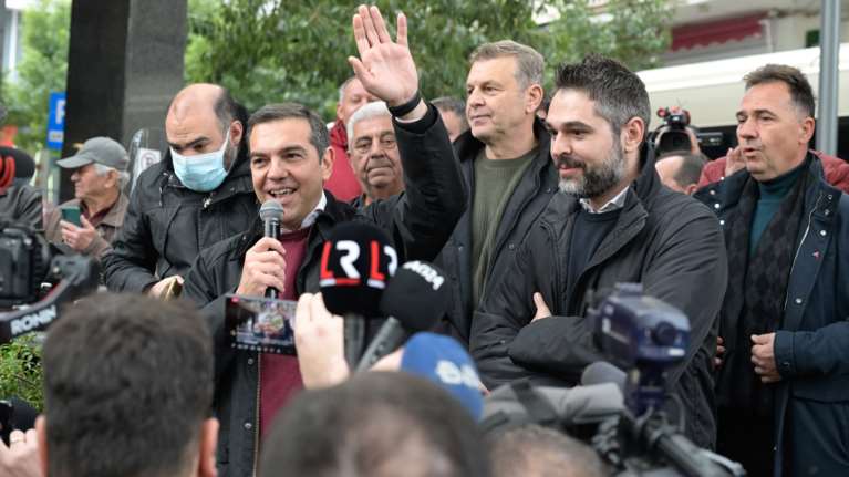 &quot;Νάτος, νάτος ο πρωθυπουργός&quot;: Ο Απόστολος Γκλέτσος ξεσηκώνει τον κόσμο στην περιοδεία του Αλέξη Τσίπρα [βίντεο]