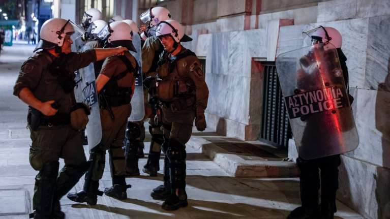 Εξάρχεια: Τρεις συλλήψεις στα επεισόδια το βράδυ της Δευτέρας - Πορεία για τον τραυματισμό της 16χρονης στο Ν. Ηράκλειο