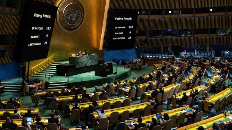 ΟΗΕ: Απόφαση με συντριπτική πλειοψηφία για λύση δύο κρατών ανάμεσα σε Ισραήλ και Παλαιστίνη - Υπερψήφισε η Ελλάδα