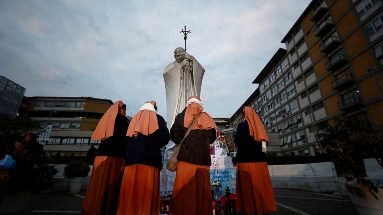 Θετικά νέα για τον Πάπα: Μικρή βελτίωση διαπιστώνουν οι γιατροί - Πιστοί προσεύχονται καθημερινά έξω από το νοσοκομείο