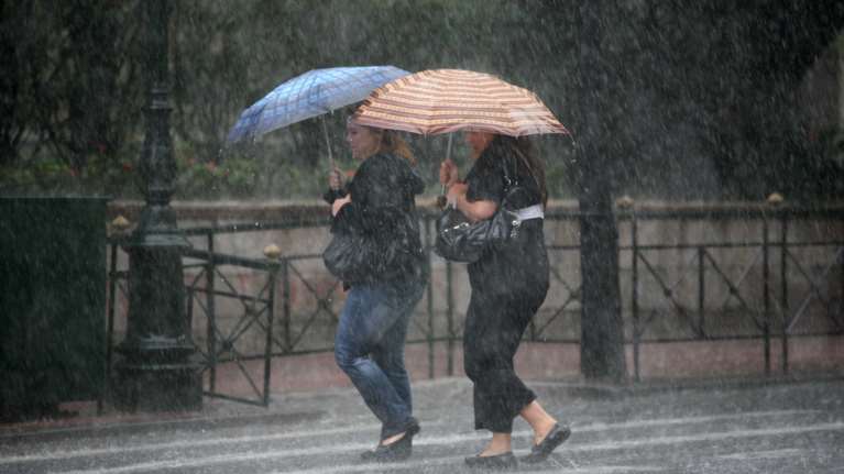 Ισχυρές καταιγίδες, βροχές και πτώση της θερμοκρασίας σε όλη τη χώρα
