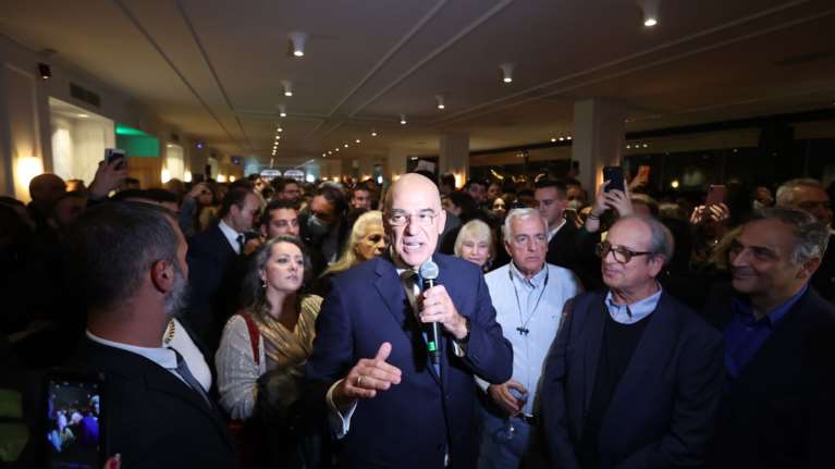 Προεκλογική εμφάνιση Δένδια σε στιλ... Καραμανλή  - Πάνω από 4.000 άτομα στο Golf της Γλυφάδας