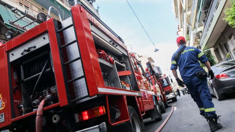 Φωτιά σε διαμέρισμα στο Αιγάλεω - Απεγκλωβίστηκαν δύο άτομα [βίντεο]