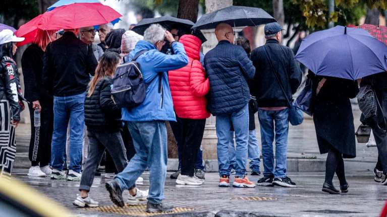 Μπουρίνι σάρωσε την Αττική: Οι βροχές θα διαρκέσουν ως το μεσημέρι, λέει ο Κολυδάς