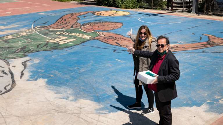 Η οικογένεια Αντετοκούνμπο χαρίζει μάσκες στα Σεπόλια