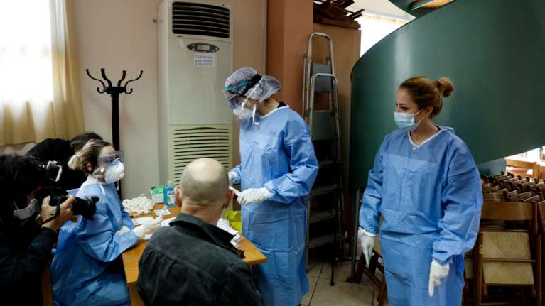 Ευχάριστα νέα: Κανένα θετικό δείγμα κορονοϊού από τα 1.000 πρώτα τεστ των κινητών μονάδων του ΕΟΔΥ